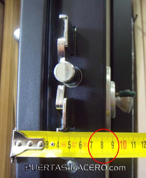 Puerta acorazada con grosor mínimo de 8 centímetros