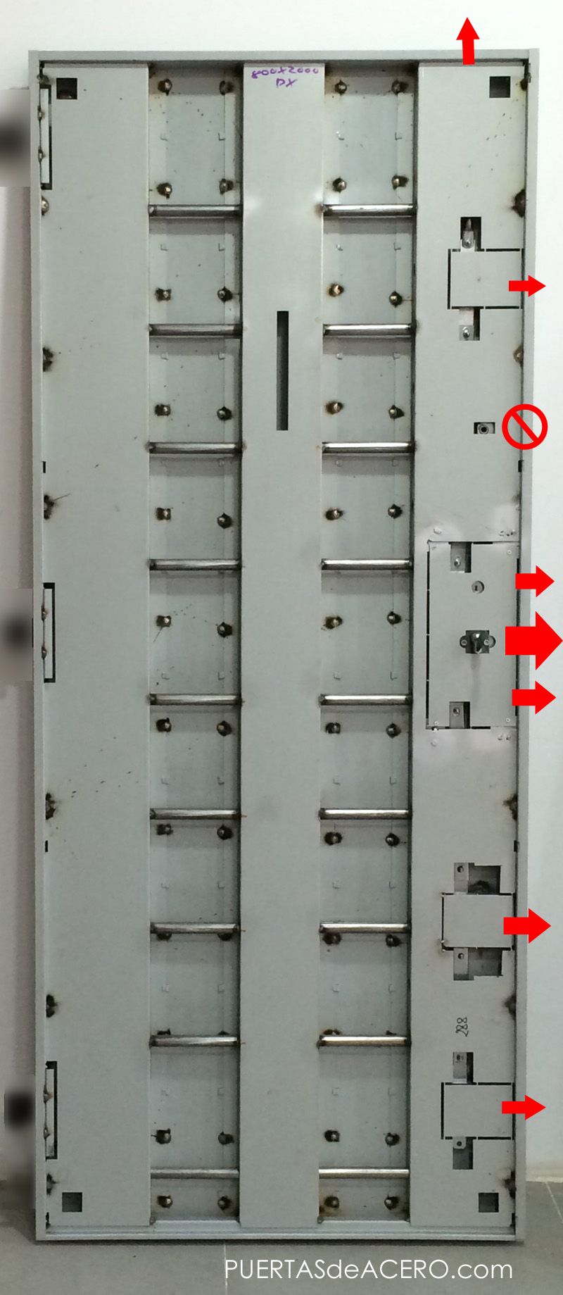 Puerta acorazada futura con 8 barras soldadas horizontales