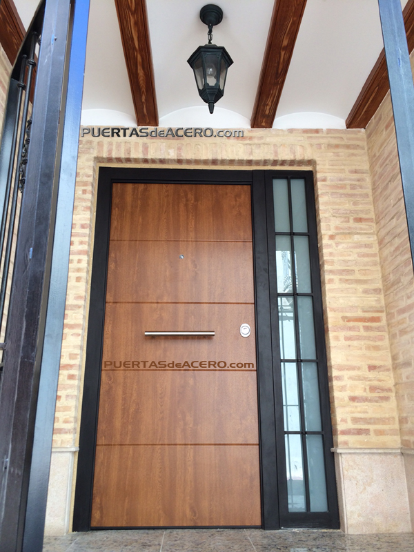 Puerta acorazada con fijo de forja y folio imitando madera
