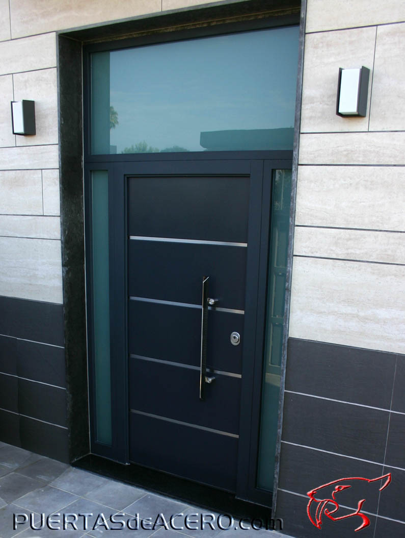 Puerta acorazada con foliado 7016 con inserciones en acero inoxidable