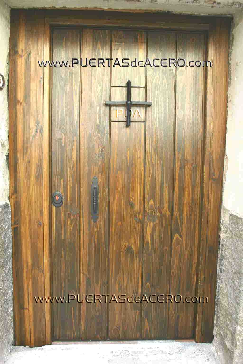 Colocacion de puerta acorazada en el casco antiguo de Cuenca