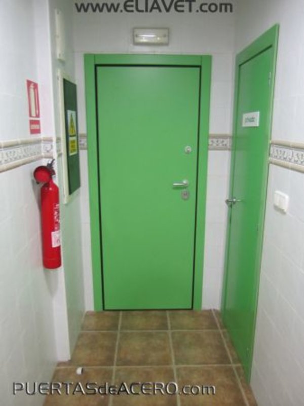 Puerta en color verde para clínica
