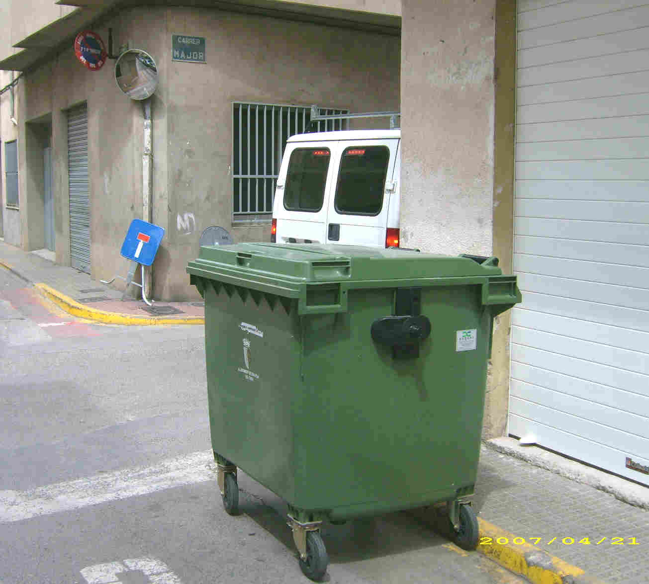 Imagen del contenedor que tienen en la esquina de la calle donde está ubicada la sede de los ciudadanos de PPrimera