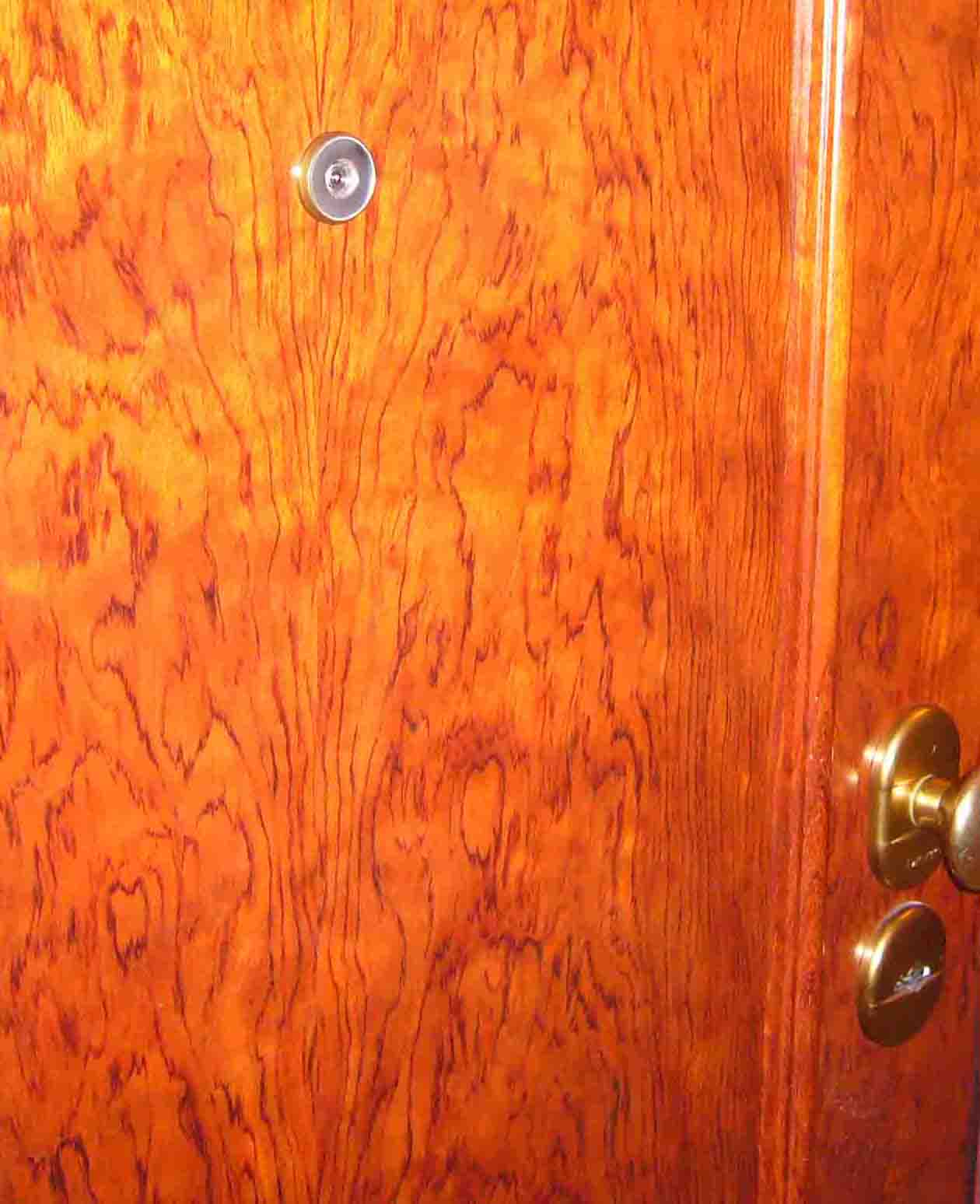 puerta reventada por culpa del marco de madera