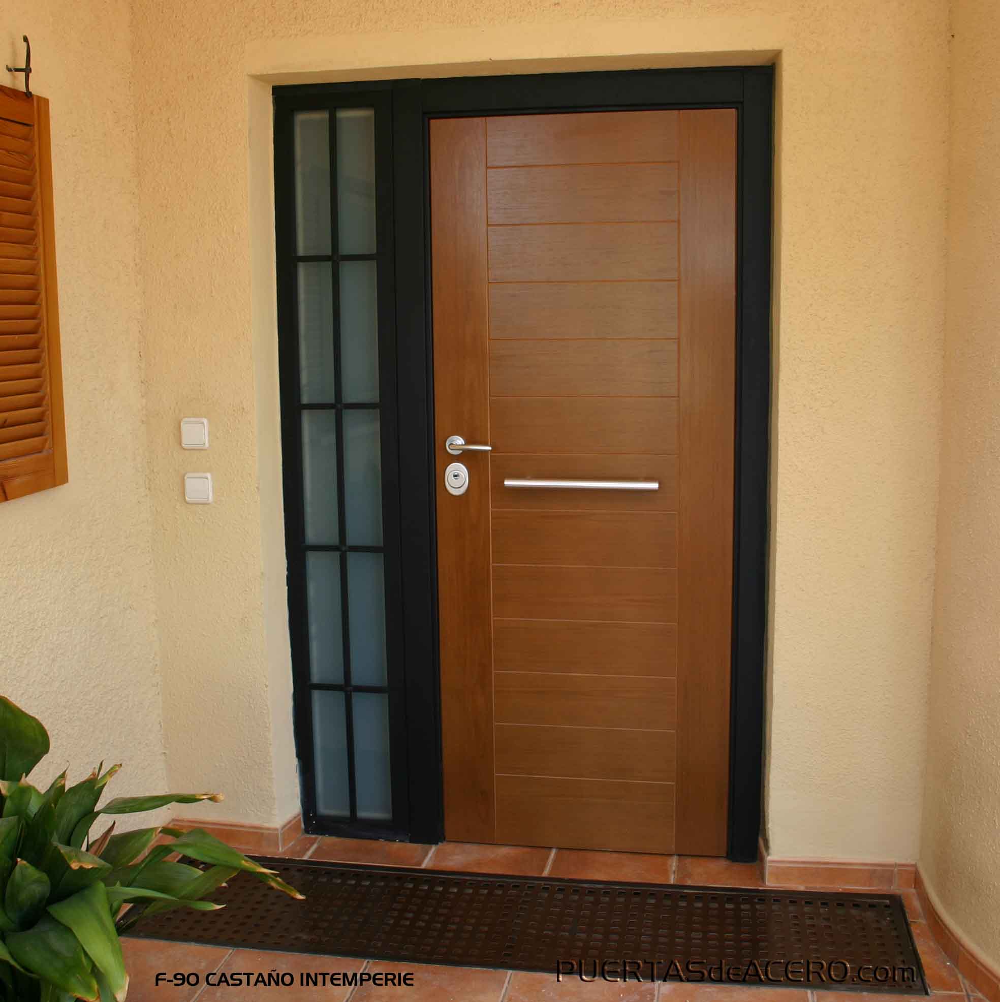 Puerta  acorazada con decoración en madera intemperie y fijo de forja