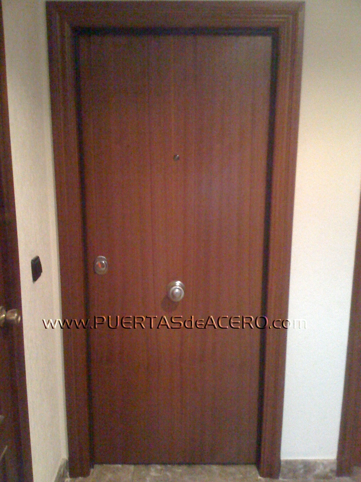 puerta instalada por puertasdeacero.com