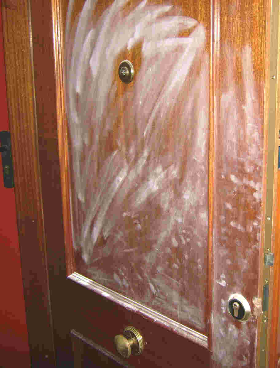 Foto de un robo en puerta blindada con huellas de los ladrones