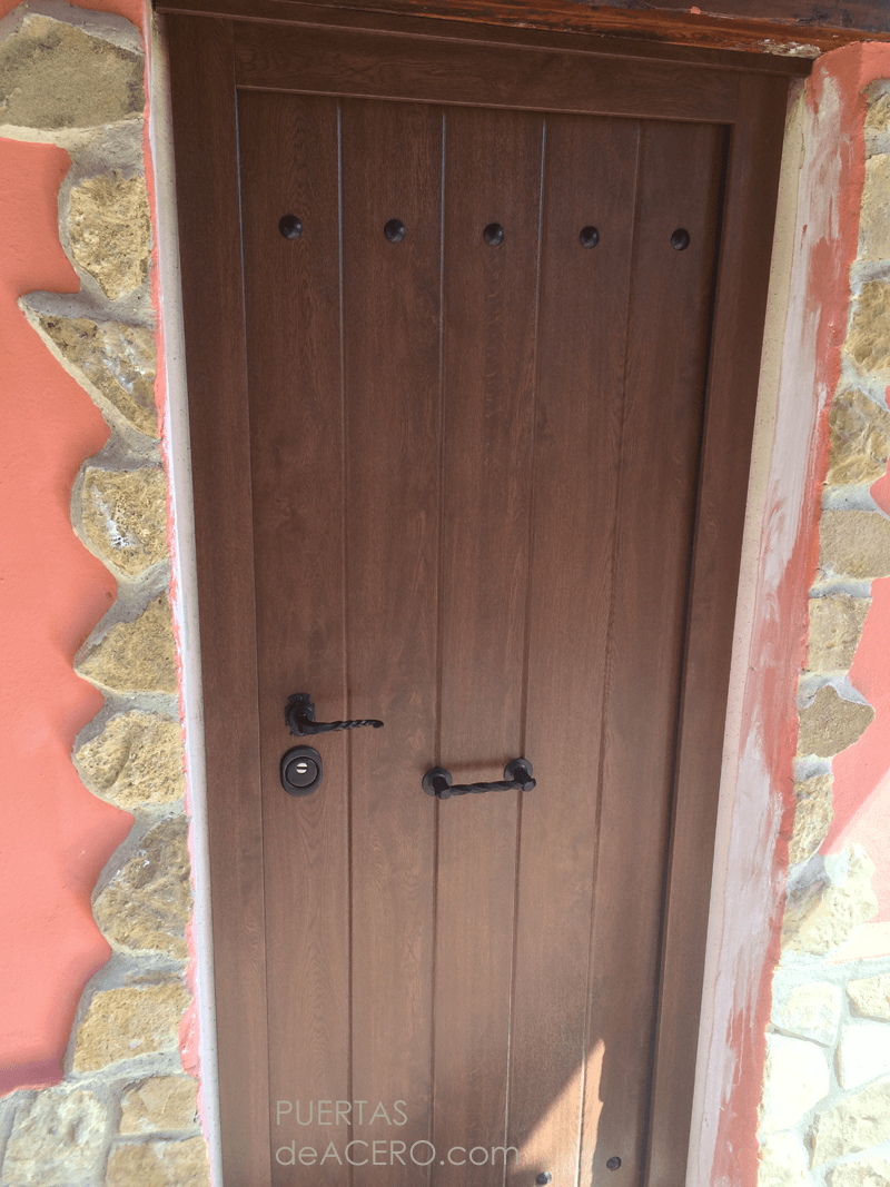 Puertas rústicas de exterior, Madera maciza