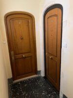 Puerta acorazada curva con bisagras ocultas